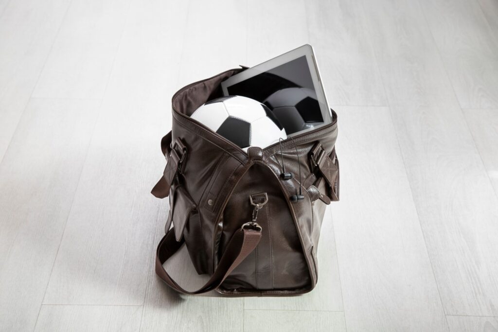 10 Advantages Of Leather Duffle Bags - CarryMeBags