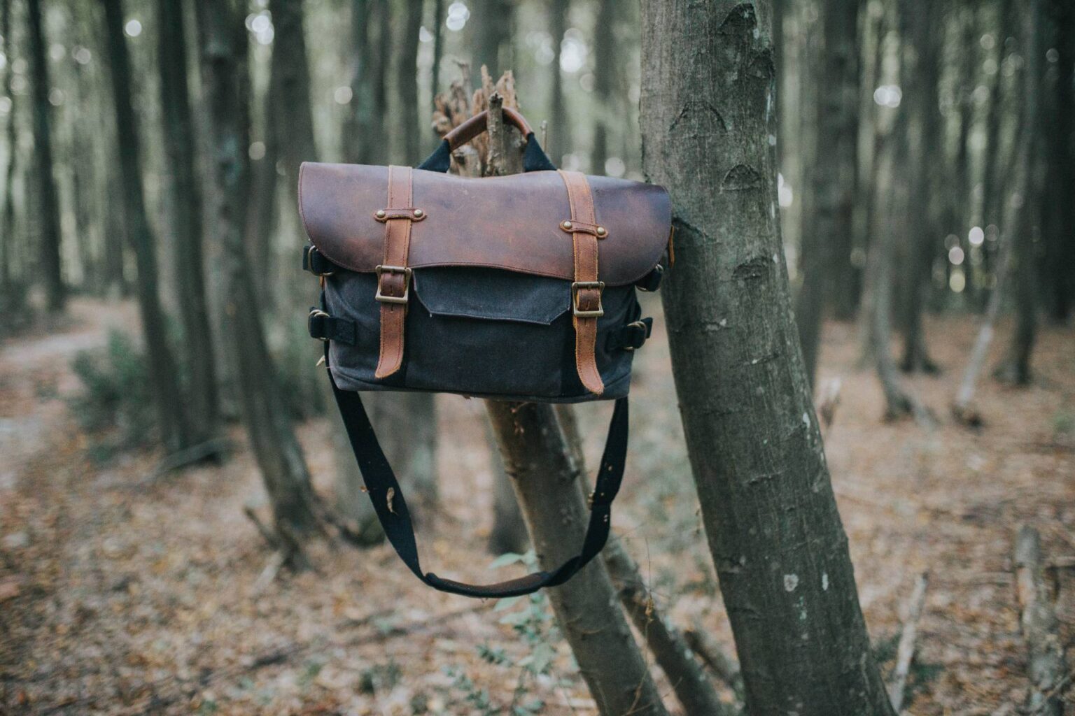 The Pros and Cons of Leather vs. Canvas Messenger Bags